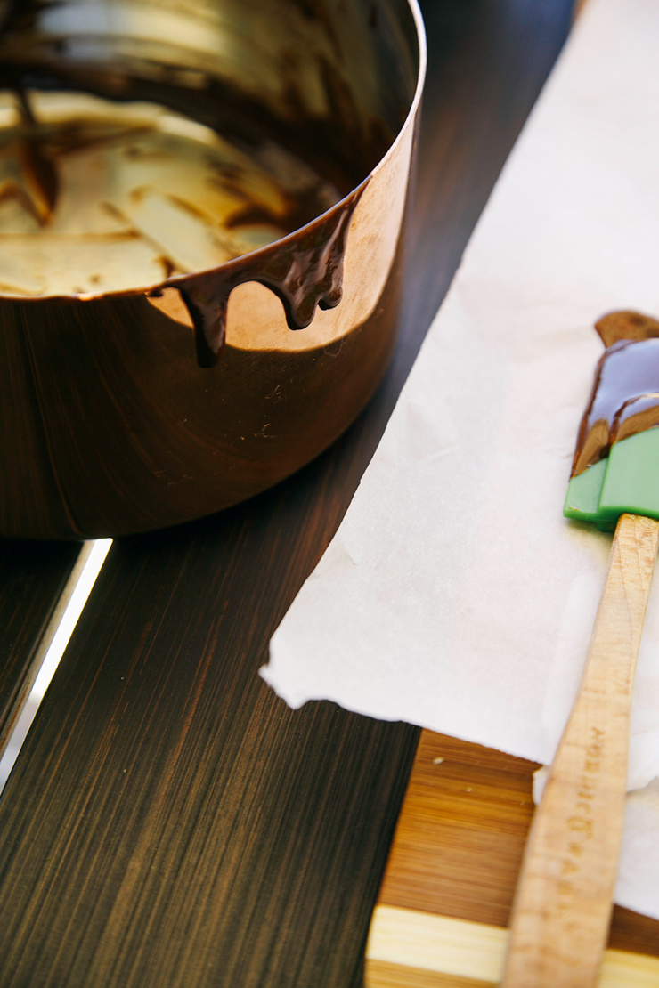 A 3/4 angle image shows a pot with chocolate dripping on the side.