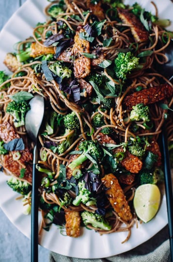 garlic sesame noodles with broccoli, basil & crispy tempeh (#vegan, quick and healthy) - The First Mess