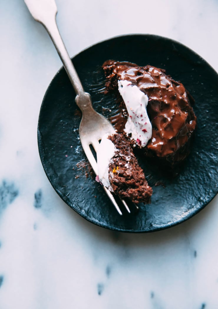 Vegan chocolate orange cake (gluten-free and sweetened with dates).