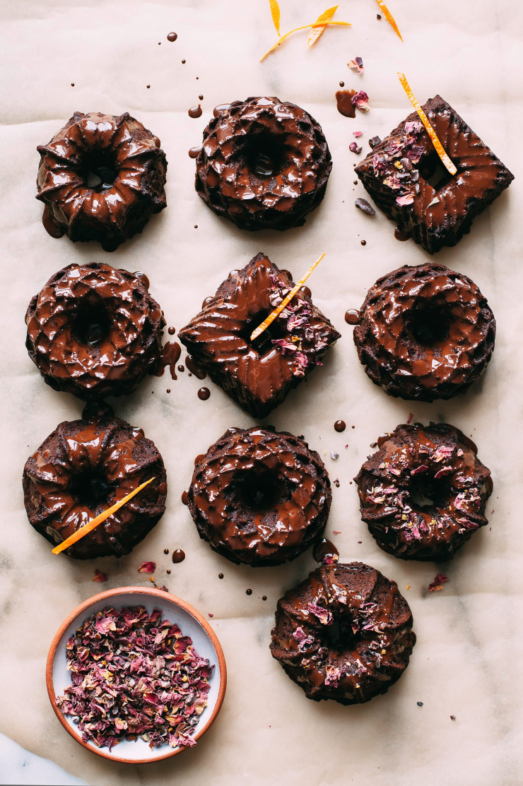 Vegan chocolate orange cake (gluten-free and sweetened with dates).