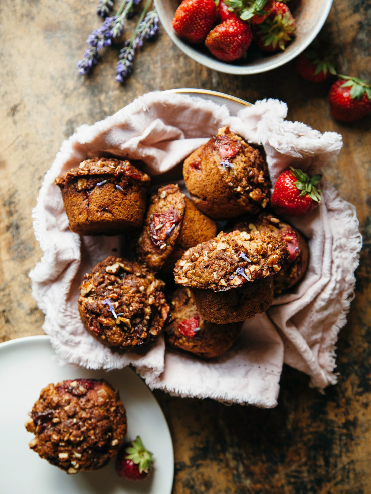 Vegan strawberry crumble muffins
