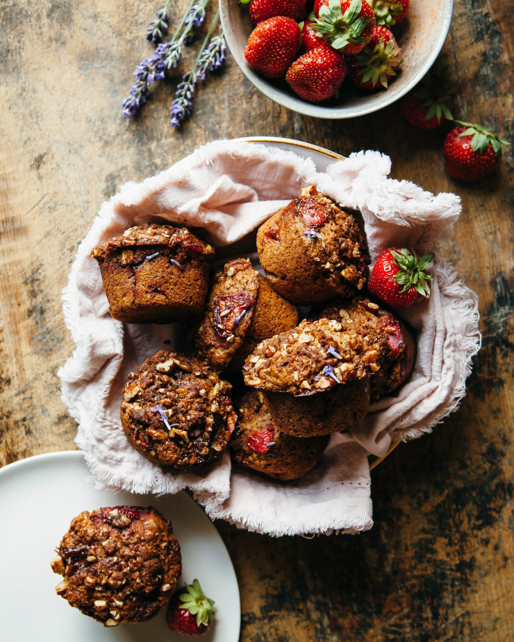 Vegan strawberry crumble muffins