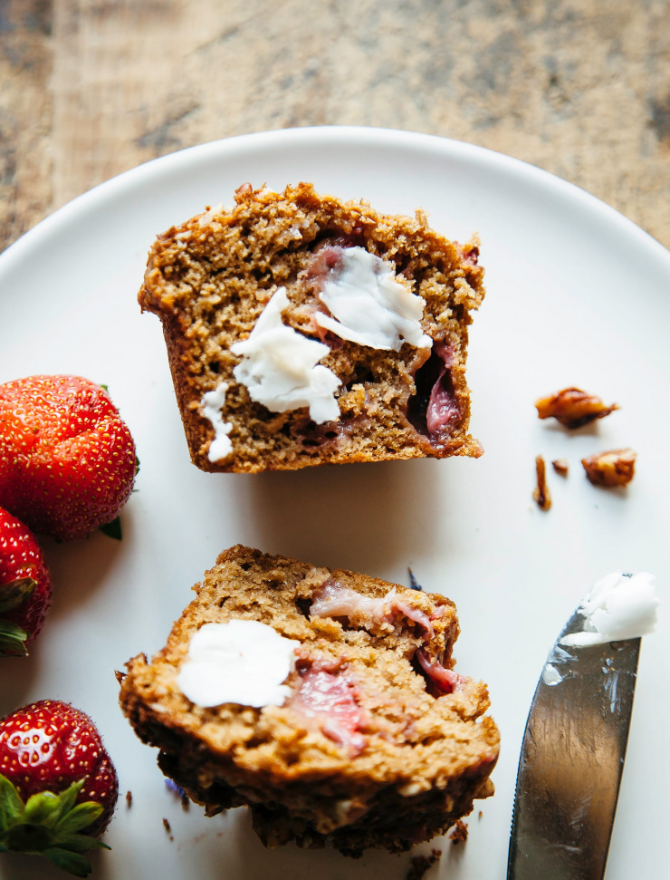Vegan strawberry crumble muffins