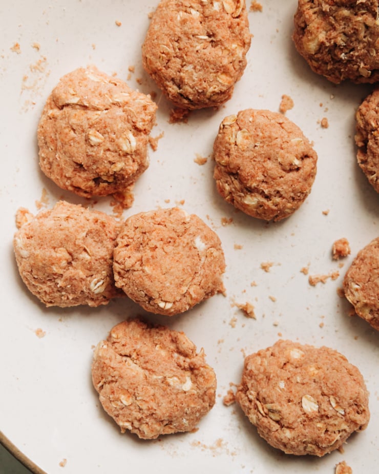 An overhead shot shows vegan spelt biscuits with rolled oats.